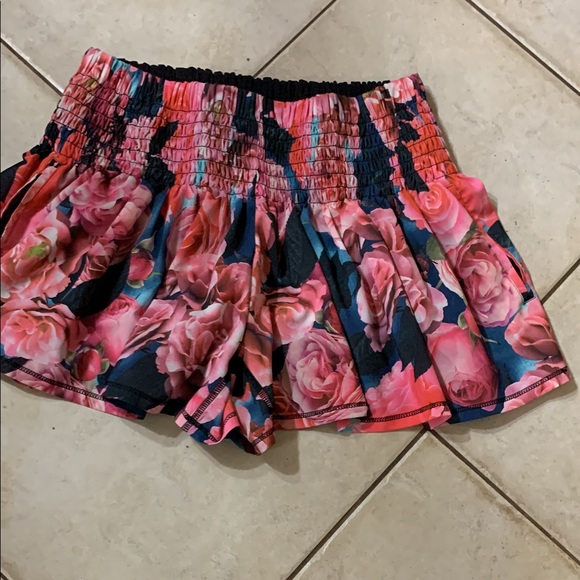 Lululemon floral shorts with built in tight black shorts. Ladies size 4. EUC - Picture 5 of 13